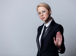Ondernemer in de kinderopvang die haar kaders aangeeft terwijl ze bezwaar maakt tegen een handhavingsbesluit kinderopvang en juridische stappen tegen een handhavingsbesluit overweegt.